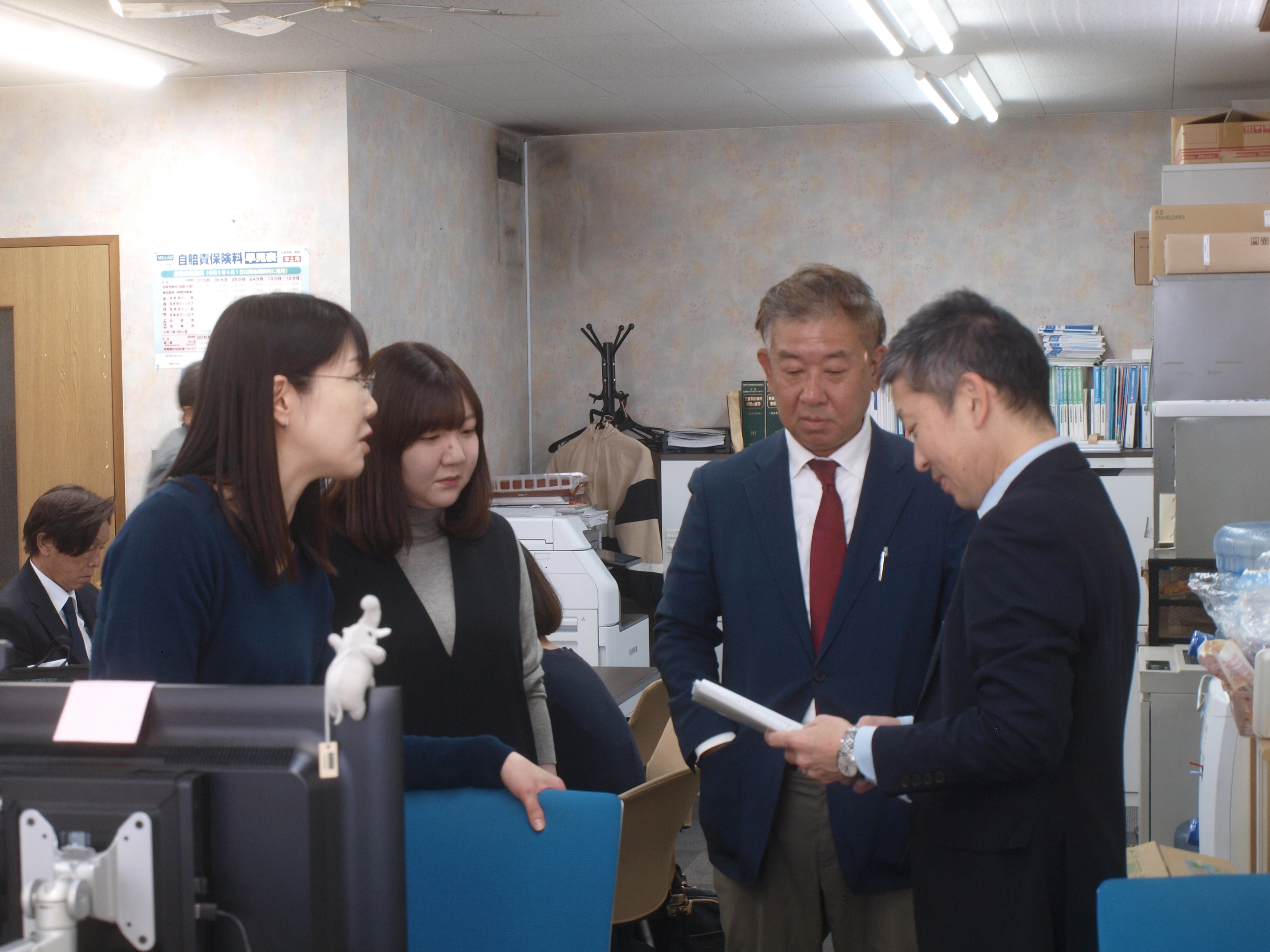 談笑する社員たち